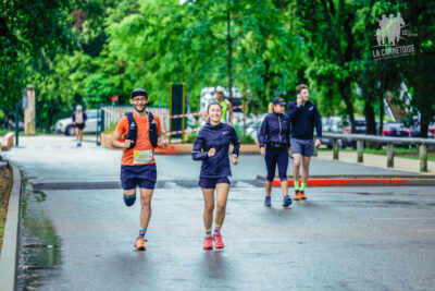 coureurs passent la ligne d'arrivée - Agrandir l'image 22 sur 33, fenêtre modale