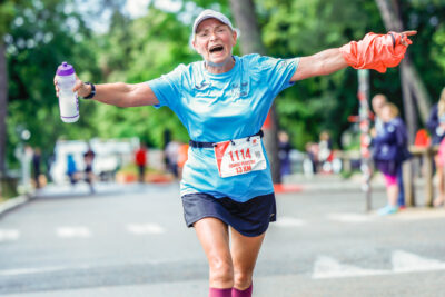 personne passant la ligne d'arrivée, les bras vers le ciel et le sourire aux lèvres - Agrandir l'image 20 sur 33, fenêtre modale