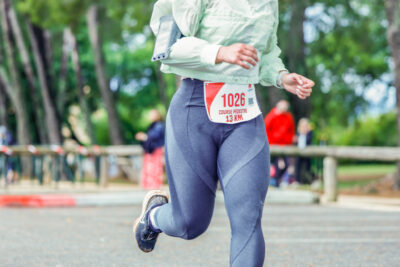 coureur féminine passant la ligne d'arrivée avec le sourire - Agrandir l'image 19 sur 33, fenêtre modale