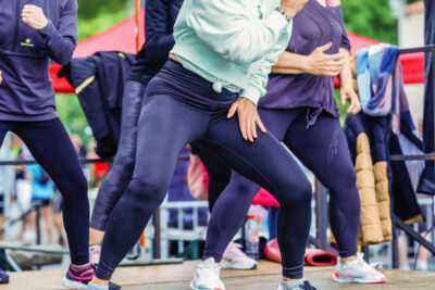 des personnes dansent sur une estrade - Agrandir l'image 18 sur 33, fenêtre modale