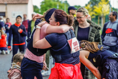 Gros câlin entre deux sportives après la course du 13 km. - Agrandir l'image 26 sur 33, fenêtre modale