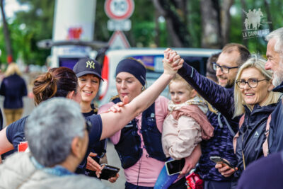 un groupe de coureurs se serrent la main - Agrandir l'image 23 sur 33, fenêtre modale