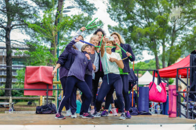 Un groupe de danseuses de zumba prennent la pause sur une estrade. - Agrandir l'image 17 sur 33, fenêtre modale