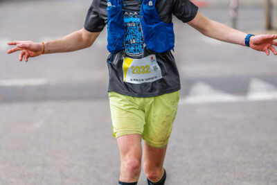 coureur passant la ligne d'arrivée avec le sourire - Agrandir l'image 16 sur 33, fenêtre modale
