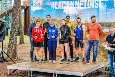 participants et organisateurs de la course sur l'estrade pendant la remise de trophées - Agrandir l'image 15 sur 33, fenêtre modale