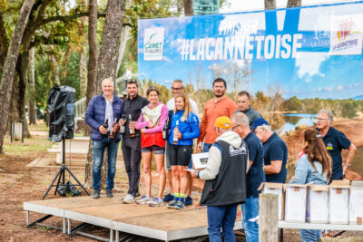 Les participants sont sur l'estrade et reçoivent leur prix. - Agrandir l'image 24 sur 33, fenêtre modale