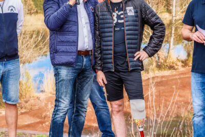 Le Maire de la ville parle au micro sur l'estrade de remise de trophées accompagné du coureur cannetois Yoan Argiolas. - Agrandir l'image 14 sur 33, fenêtre modale
