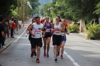 un groupe de jeunes personnes hommes et femmes courent le long d'une rue bitumée. - Agrandir l'image 24 sur 40, fenêtre modale