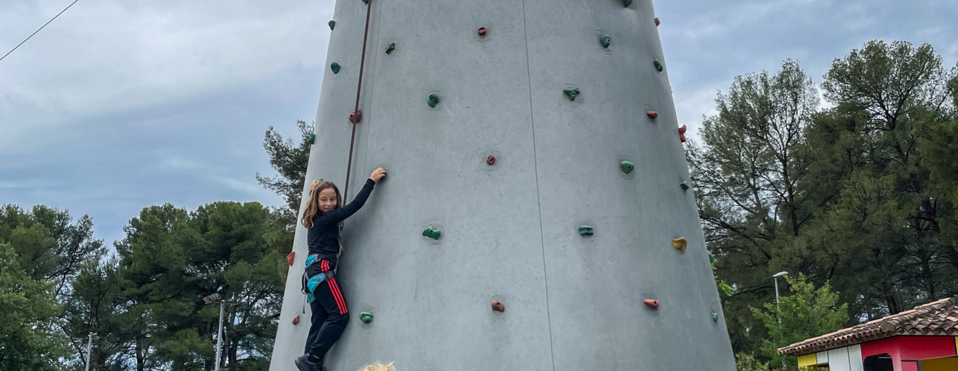 Structure gonflable d'escalade utilisée par des enfants.