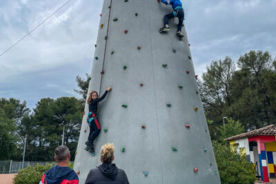 Structure gonflable d'escalade utilisée par des enfants. - Agrandir l'image 33 sur 33, fenêtre modale