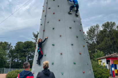 Structure gonflable d'escalade utilisée par des enfants. - Agrandir l'image, fenêtre modale