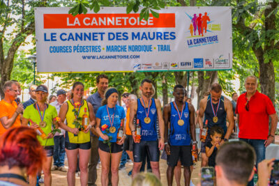 groupe de personnes réunies sur une scène pour une remise de trophées dans un cadre verdoyant - Agrandir l'image 20 sur 21, fenêtre modale