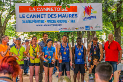 groupe de personnes réunies sur une scène pour une remise de trophées dans un cadre verdoyant - Agrandir l'image, fenêtre modale