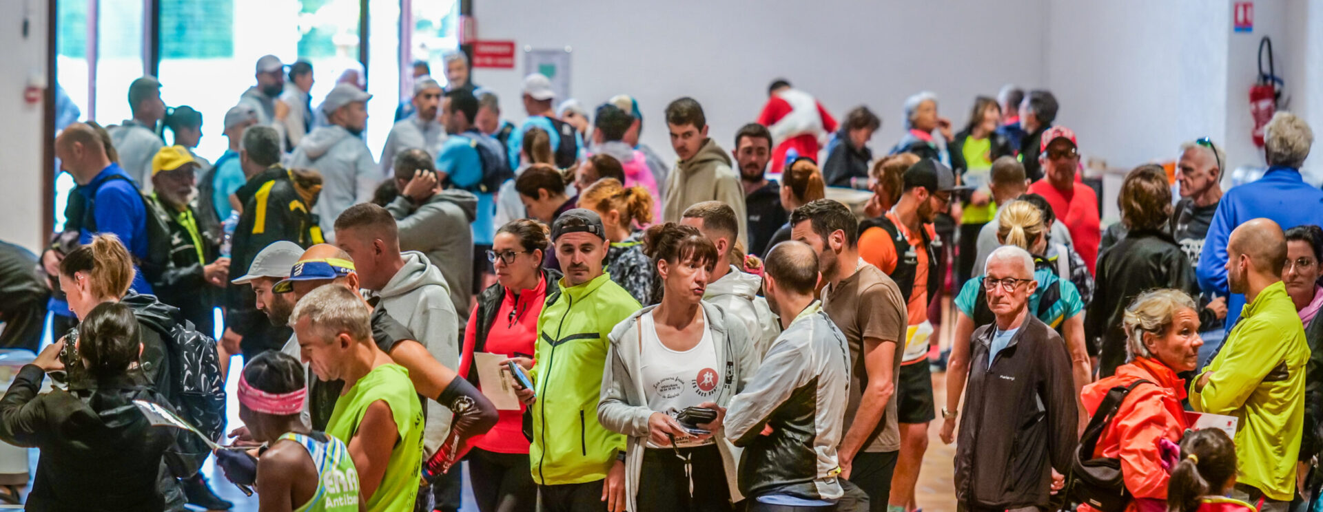 foule fait la queue pour retirer les dossards et finaliser les inscriptions.