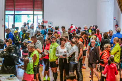 foule fait la queue pour retirer les dossards et finaliser les inscriptions. - Agrandir l'image 10 sur 33, fenêtre modale