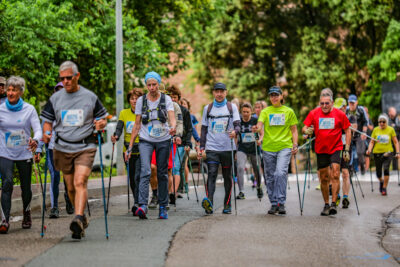 groupe de marcheurs nordiques en pleine course - Agrandir l'image 7 sur 33, fenêtre modale