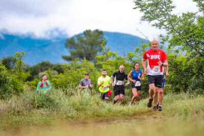 un groupe de coureurs passent un chemin de terre pendant la course - Agrandir l'image 5 sur 33, fenêtre modale