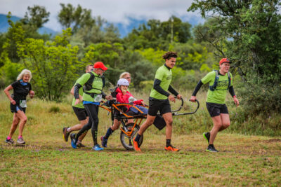 une joélette et des coureurs traversent un chemin de terre - Agrandir l'image 4 sur 33, fenêtre modale