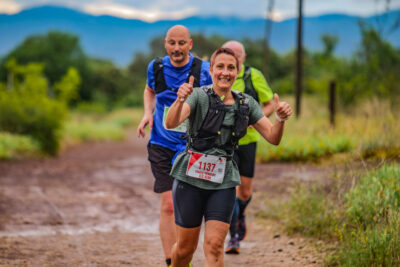 coureur féminie lève les pousses en l'air pendant sa course. - Agrandir l'image 3 sur 33, fenêtre modale
