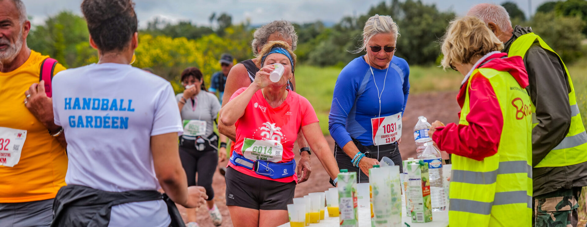 coureurs et bénévoles sur un point de ravitaillement.