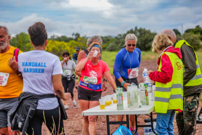 coureurs et bénévoles sur un point de ravitaillement. - Agrandir l'image 2 sur 33, fenêtre modale