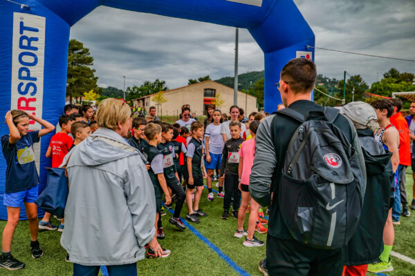 groupe d'enfants sous l'arche de départ de la course