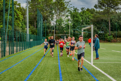 les enfants courent sur le stade de football de l'aire du Recoux - Agrandir l'image 28 sur 33, fenêtre modale