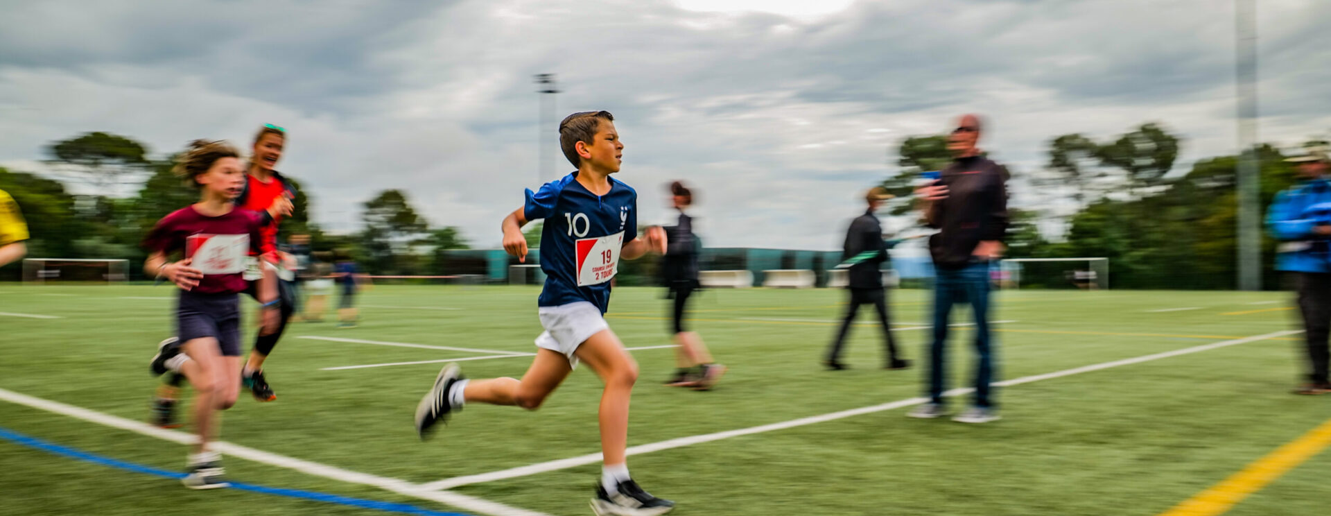 enfants en pleine course sur le stade municipal