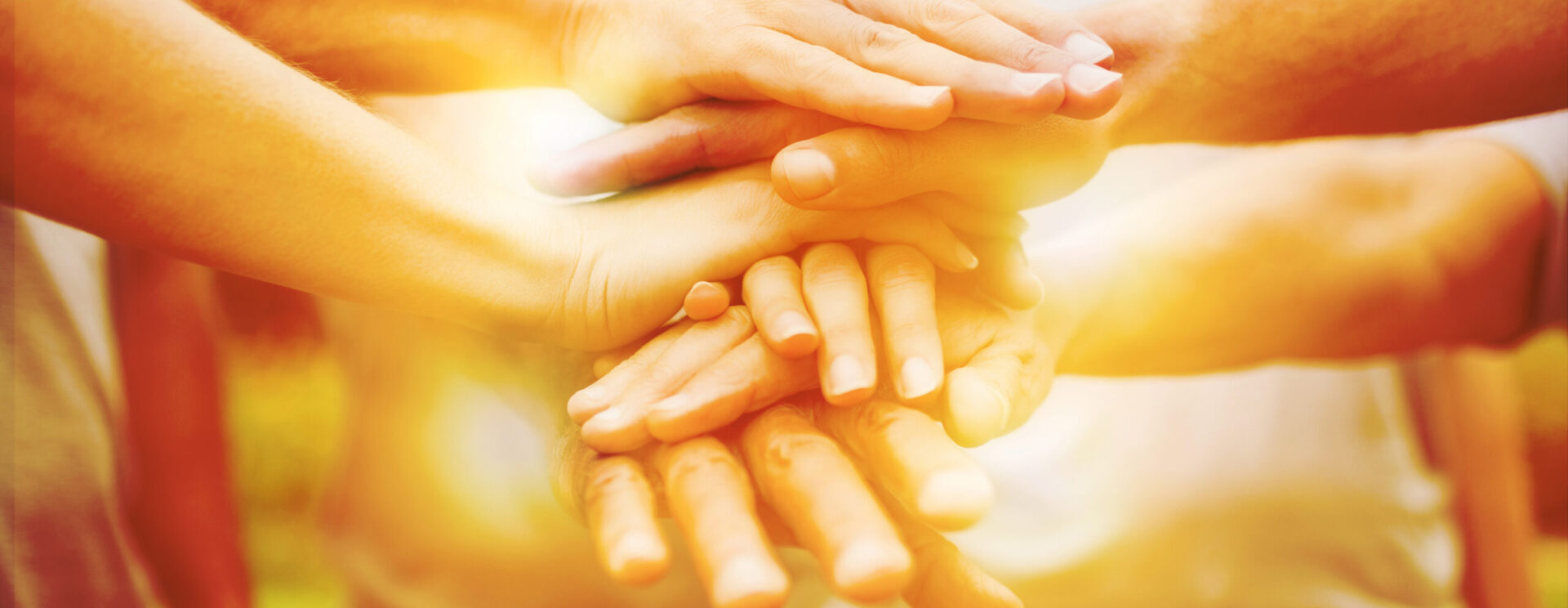 Mains superposées les unes sur les autrs