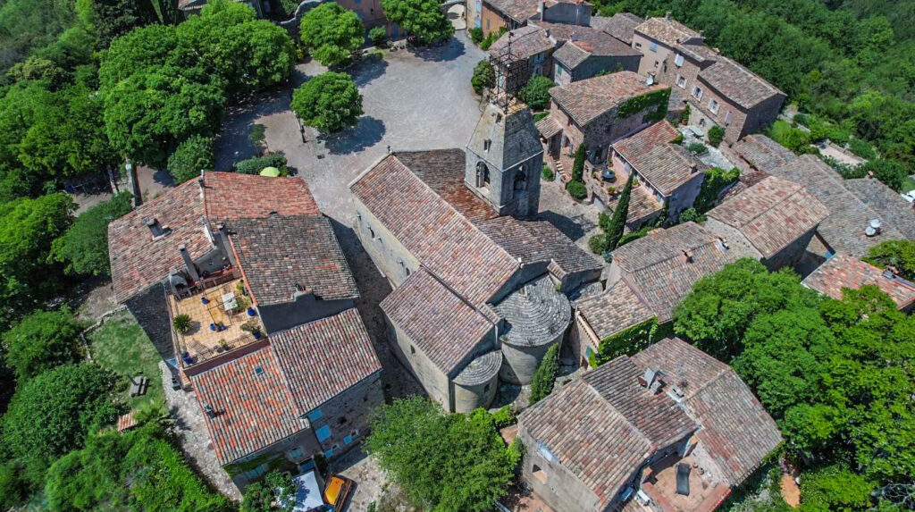 vue aérienne du village historique du vieux cannet, des bâtiments anciens répartis autour d'une église. - Agrandir l'image, fenêtre modale